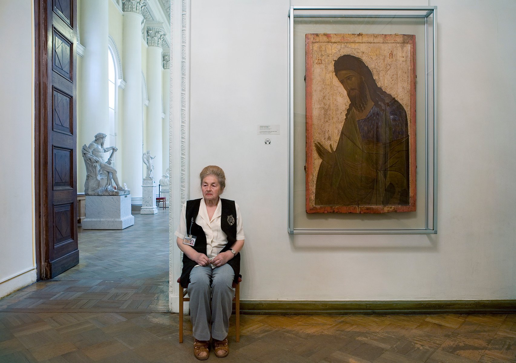 Галерея что делает. Энди Фриберг смотрительницы музеев. Третьяковская галерея музейный смотритель. Нина Александровна смотритель Третьяковская. Смотрительница музея Третьяковская галерея.